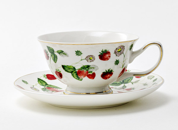 Cup and saucer tea Strawberries Royal Classics