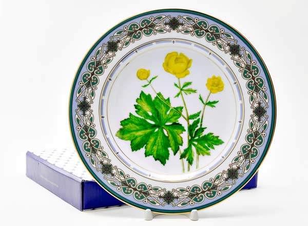 Decorative plate in a gift box Flowers and berries of Russia. Gold kupavka