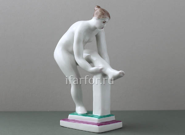 Sculpture Woman putting stockings on Indefined